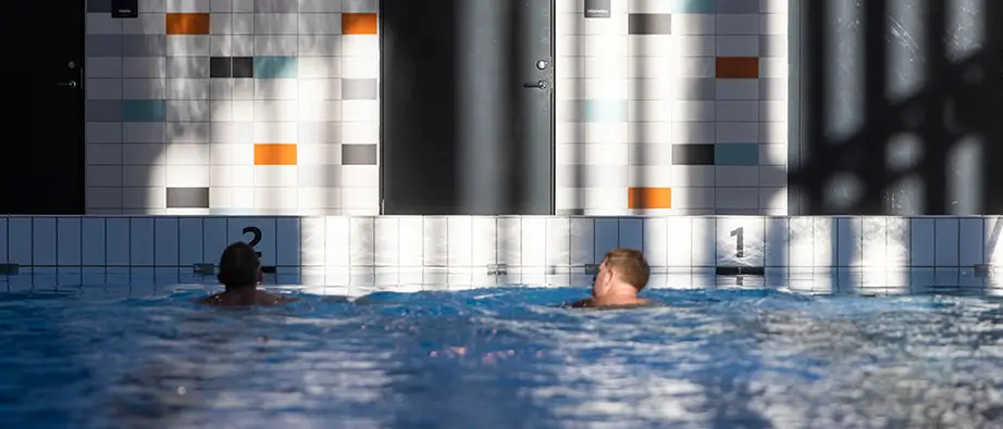Två män som simmar i tävlingsbassängen 
