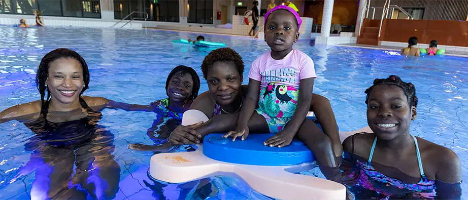 En familj med kvinnor och flickor badar 